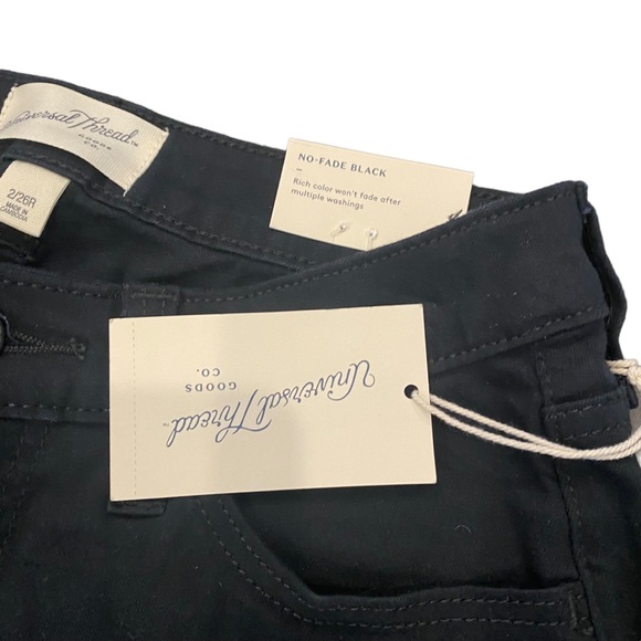 Universal Thread NWT Mid-Rise Curvy Skinny No Fade Black Jeans 2 | 26 Waist - Picture 11 of 12